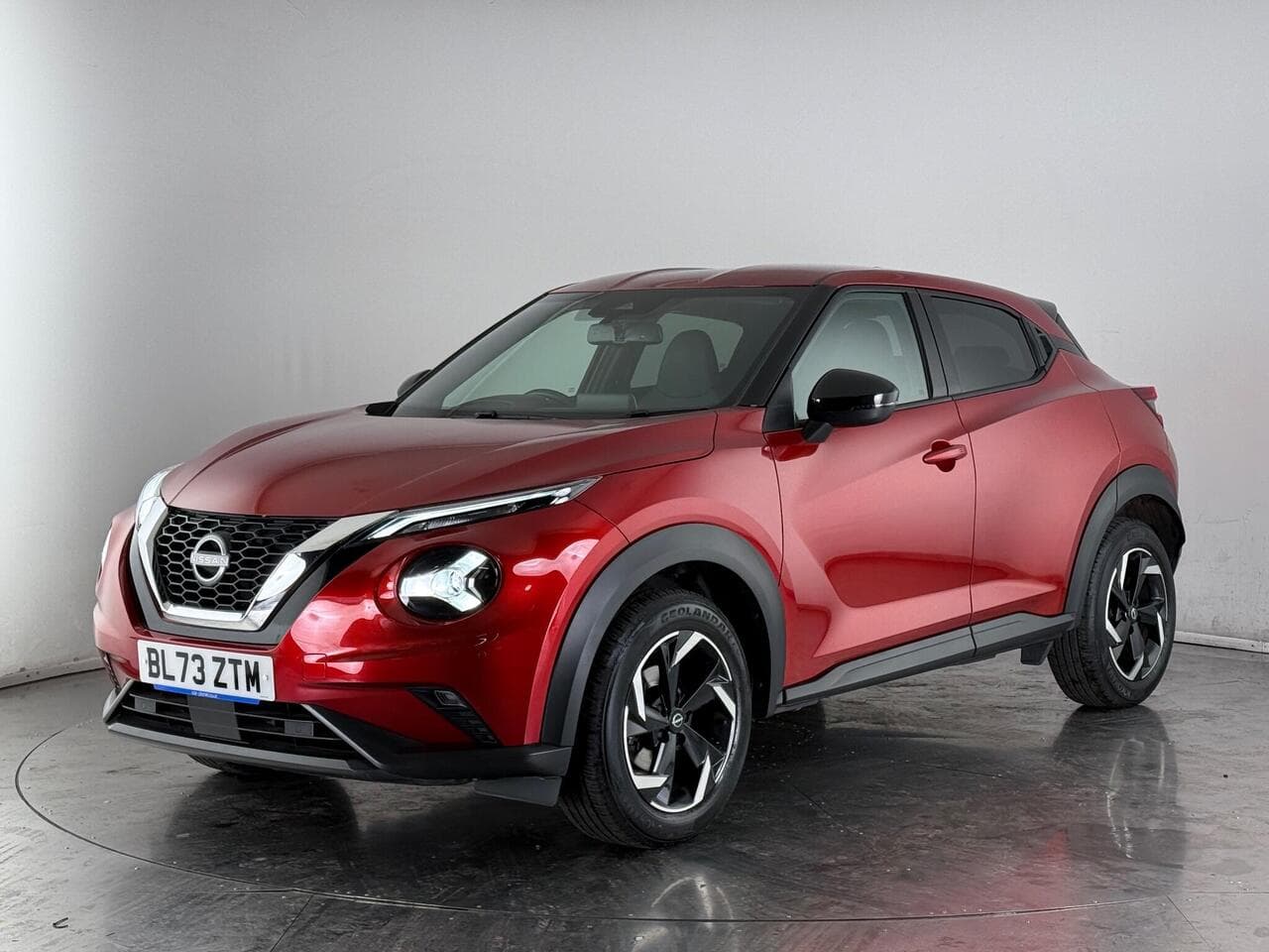 Nissan Juke thumbnail Front Left