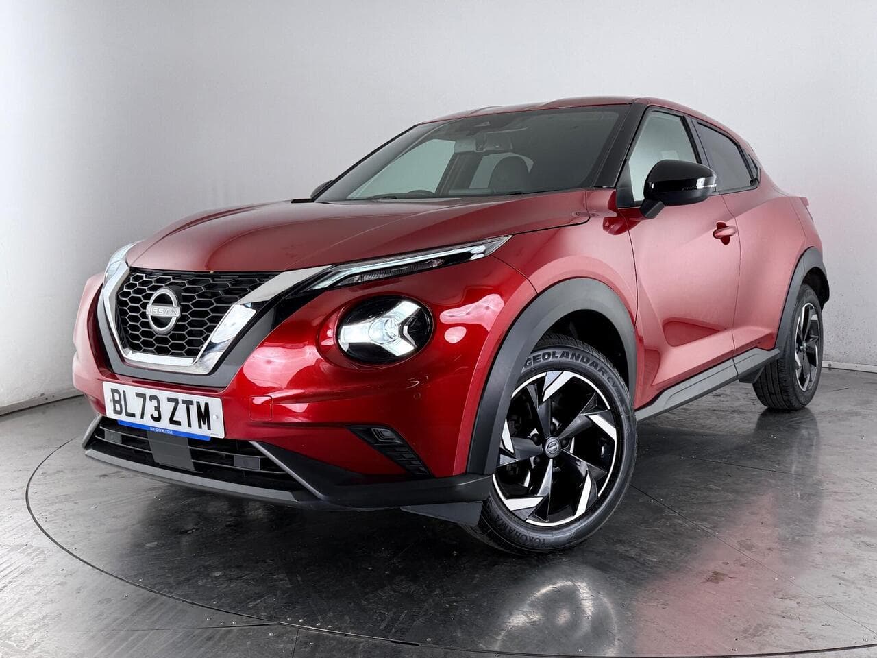 Nissan Juke thumbnail Front Left