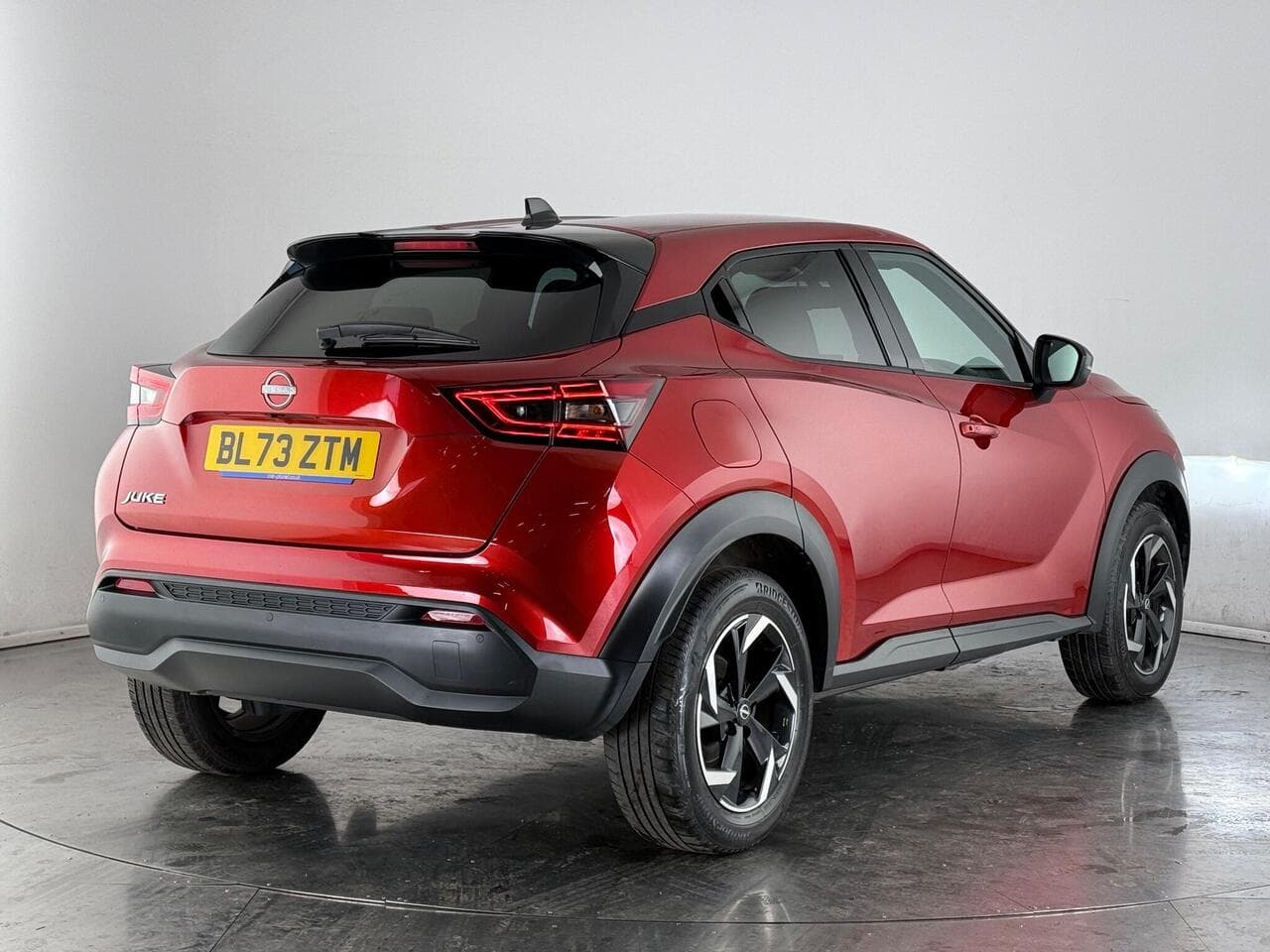 Nissan Juke thumbnail Rear Right