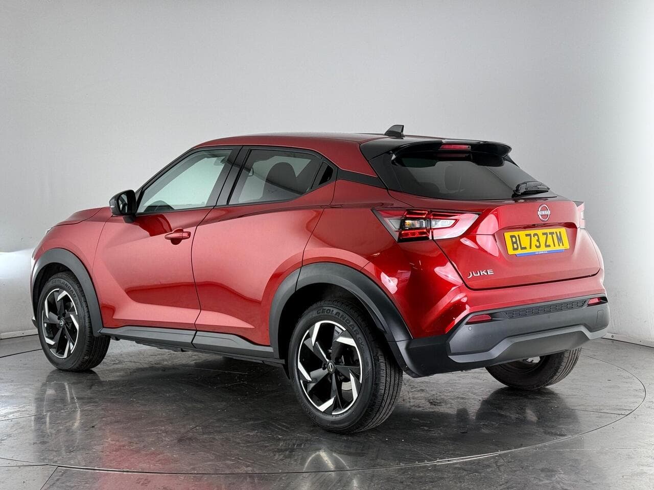 Nissan Juke thumbnail Rear Left