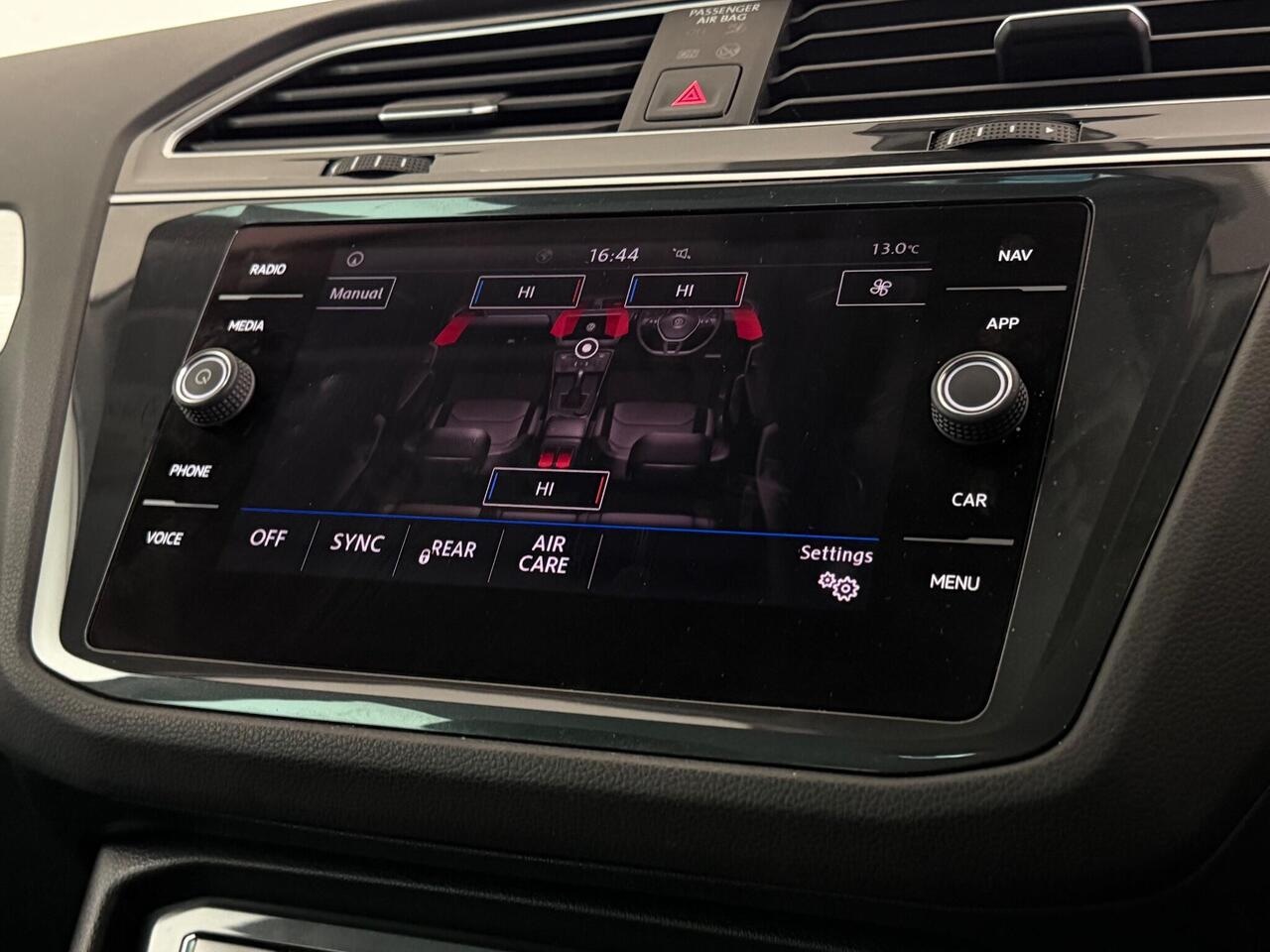 Volkswagen Tiguan thumbnail Infotainment System