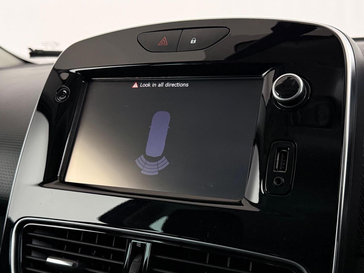 Renault Clio thumbnail Infotainment System