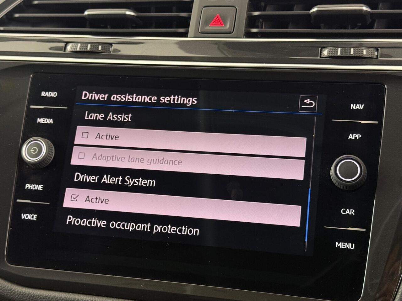 Volkswagen Tiguan Allspace thumbnail Infotainment System