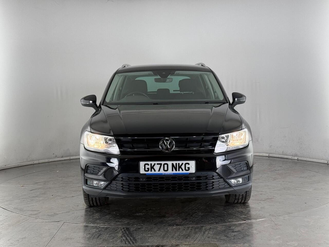 Volkswagen Tiguan thumbnail Front