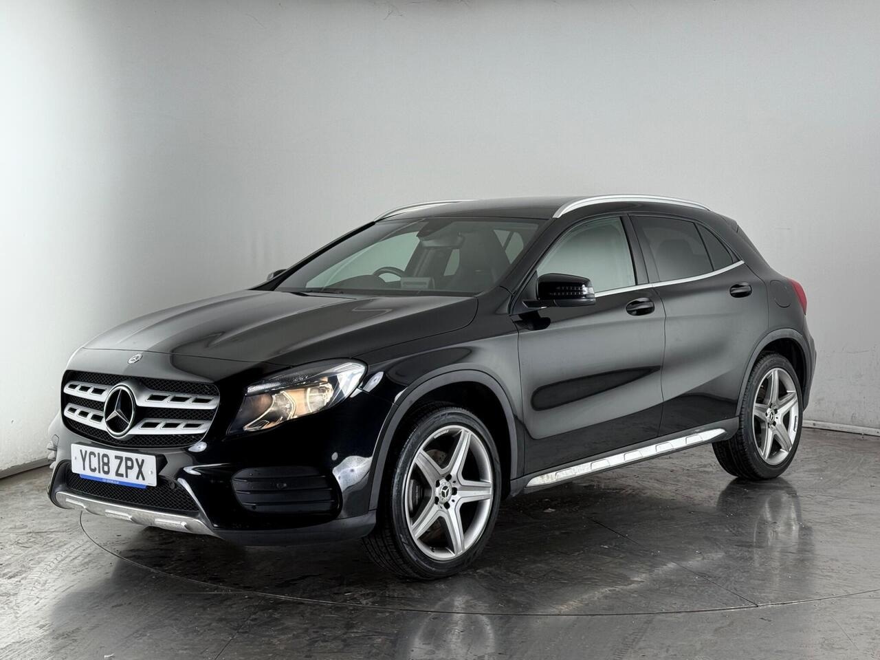 Mercedes-Benz GLA thumbnail Front Left