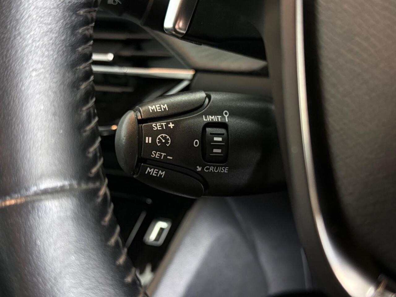 Peugeot 208 thumbnail Misc Controls