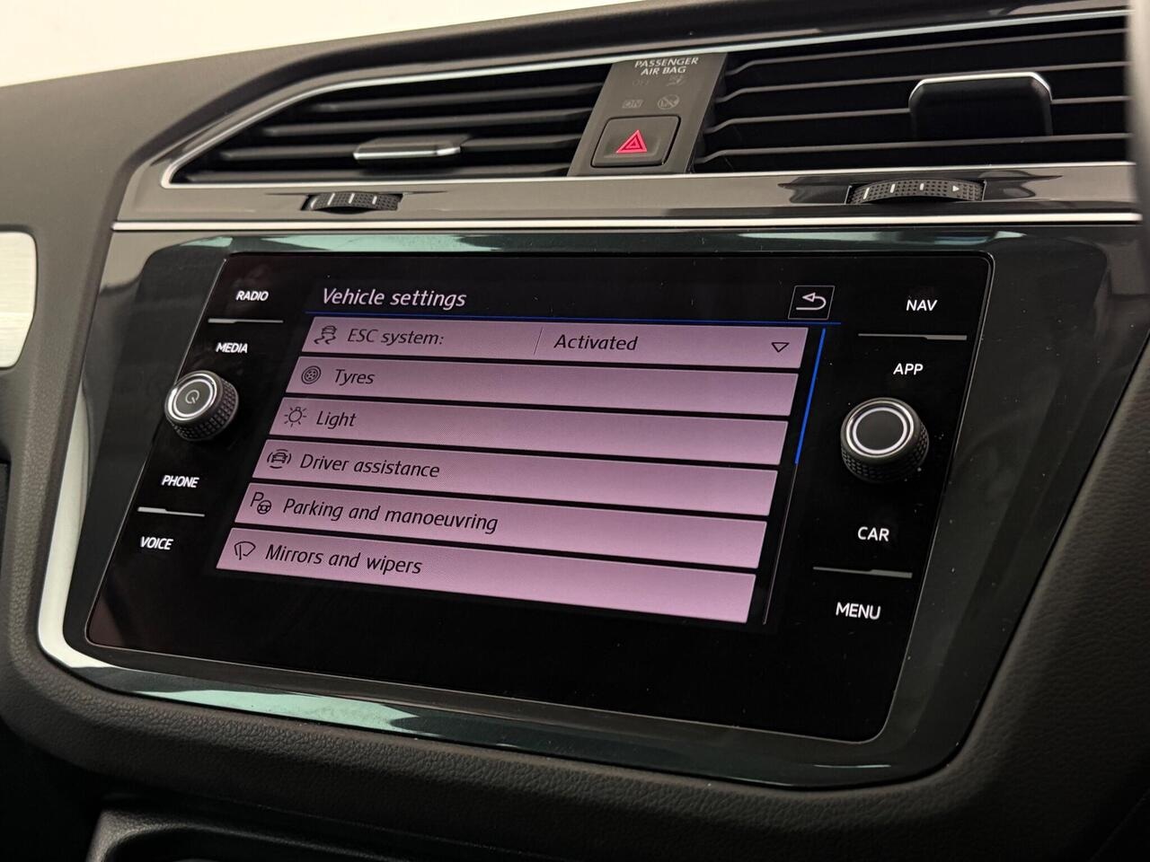 Volkswagen Tiguan thumbnail Infotainment System