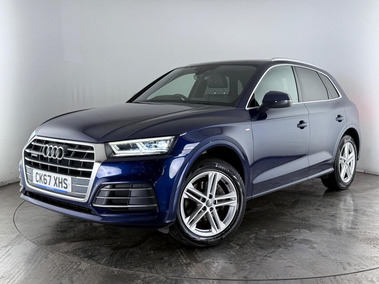 Audi Q5 thumbnail Front Left