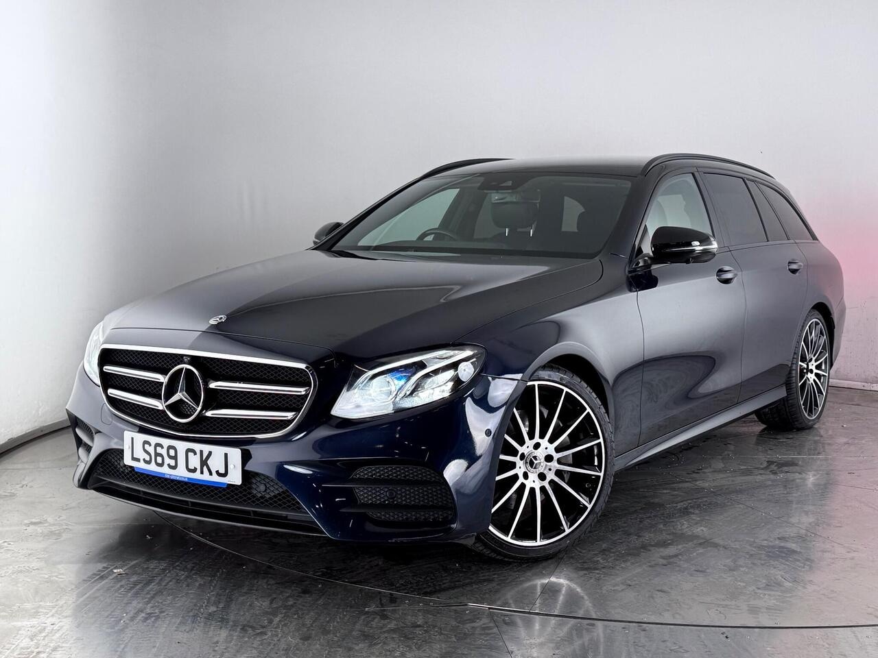 Mercedes-Benz E Class thumbnail Front Left