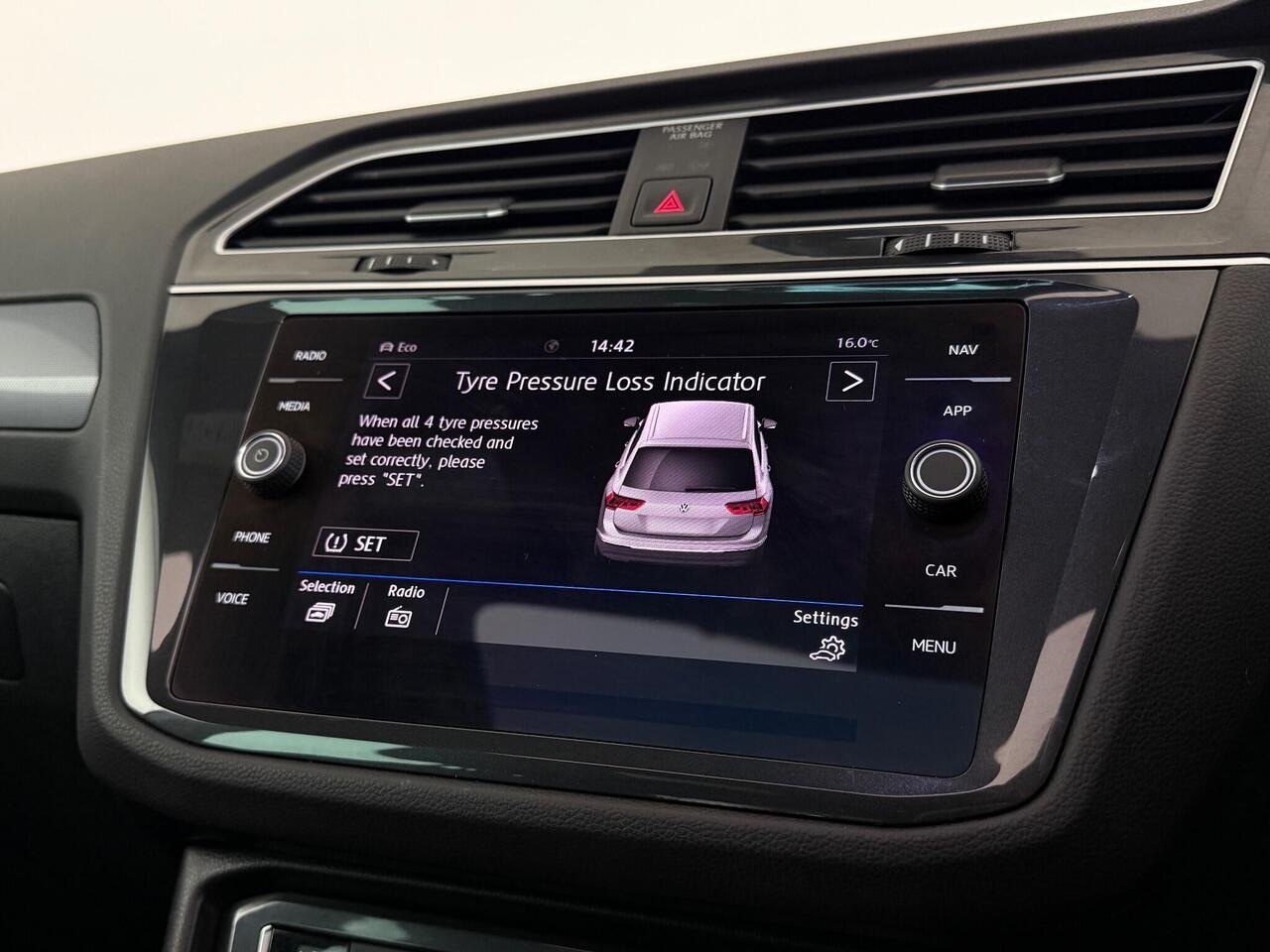Volkswagen Tiguan thumbnail Infotainment System