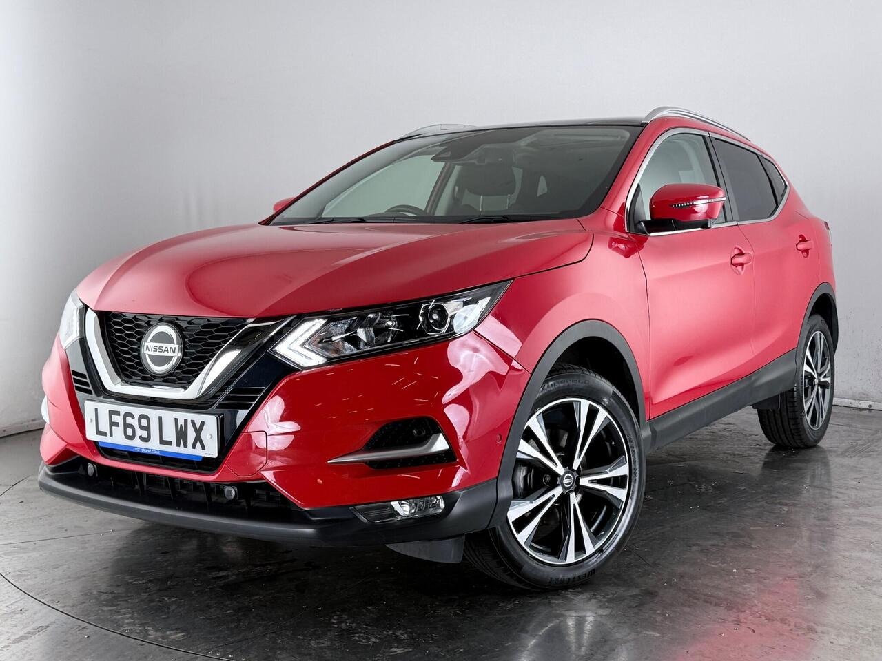 Nissan Qashqai thumbnail Front Left