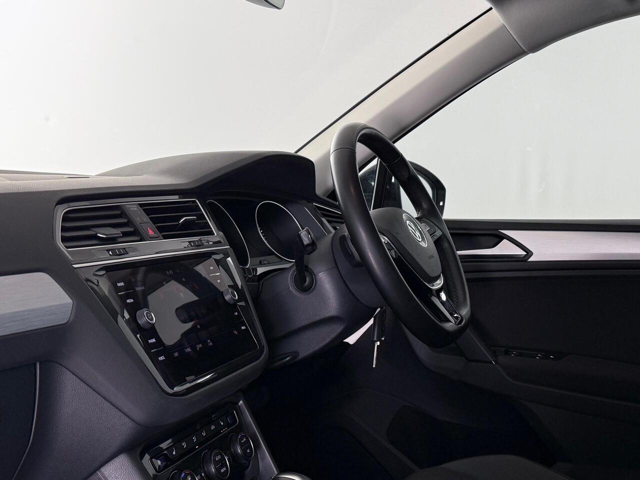 Volkswagen Tiguan thumbnail Interior Front