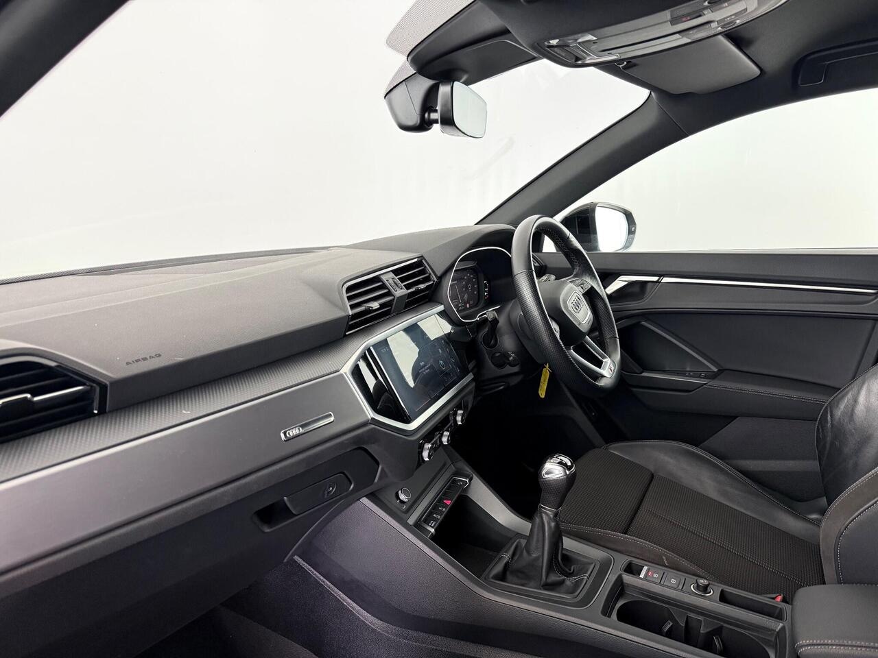 Audi Q3 thumbnail Interior Front