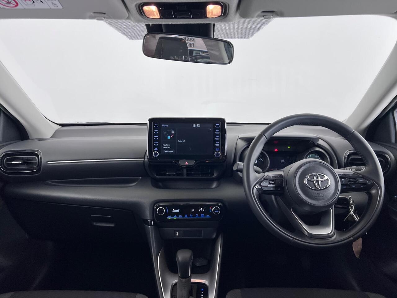 Toyota Yaris thumbnail Interior Front