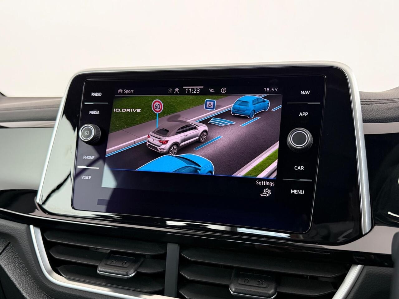 Volkswagen T-Roc thumbnail Infotainment System