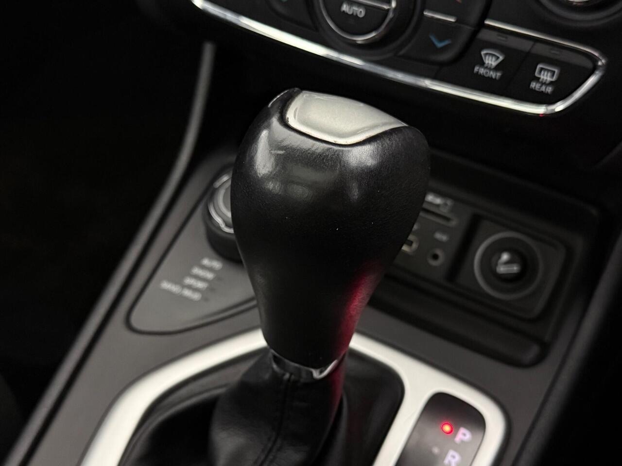 Jeep Cherokee thumbnail Interior Front
