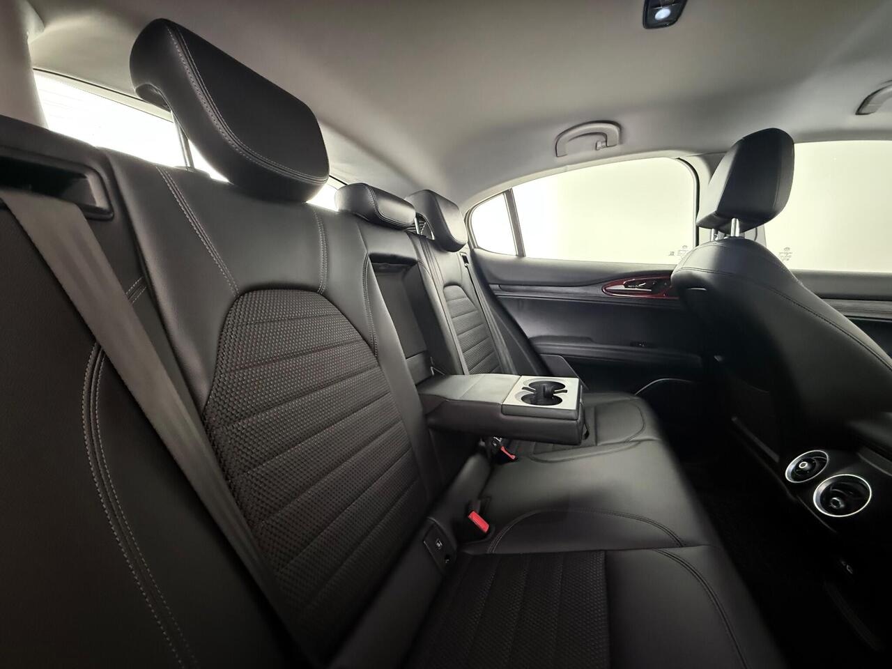 Alfa Romeo Stelvio thumbnail Seats Rear