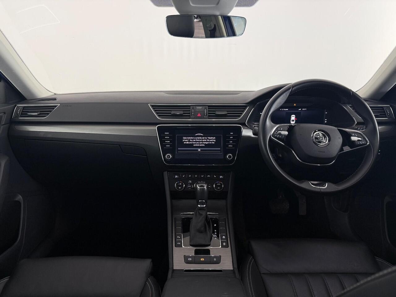 Skoda Superb thumbnail Interior Front