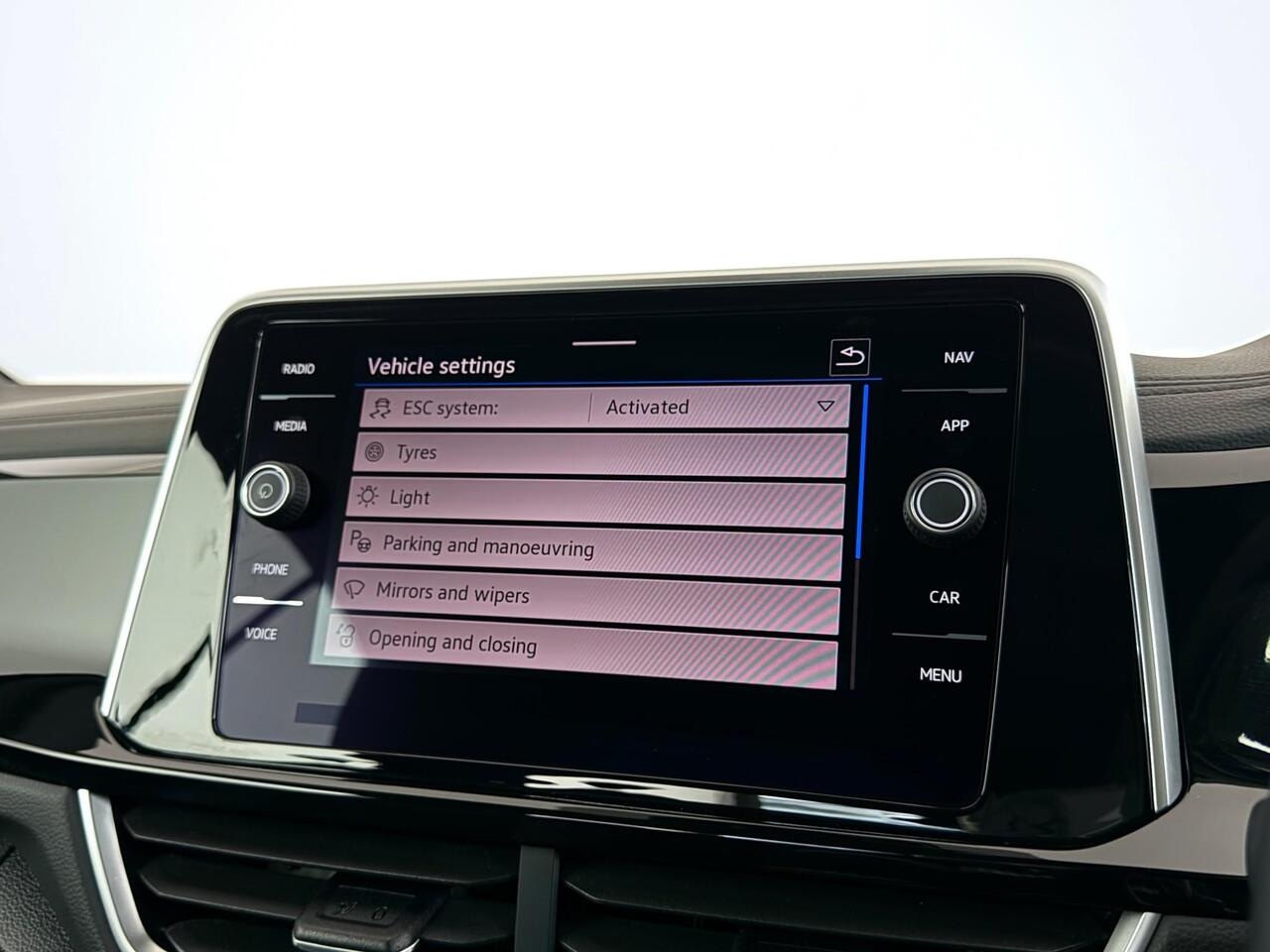 Volkswagen T-Roc thumbnail Infotainment System
