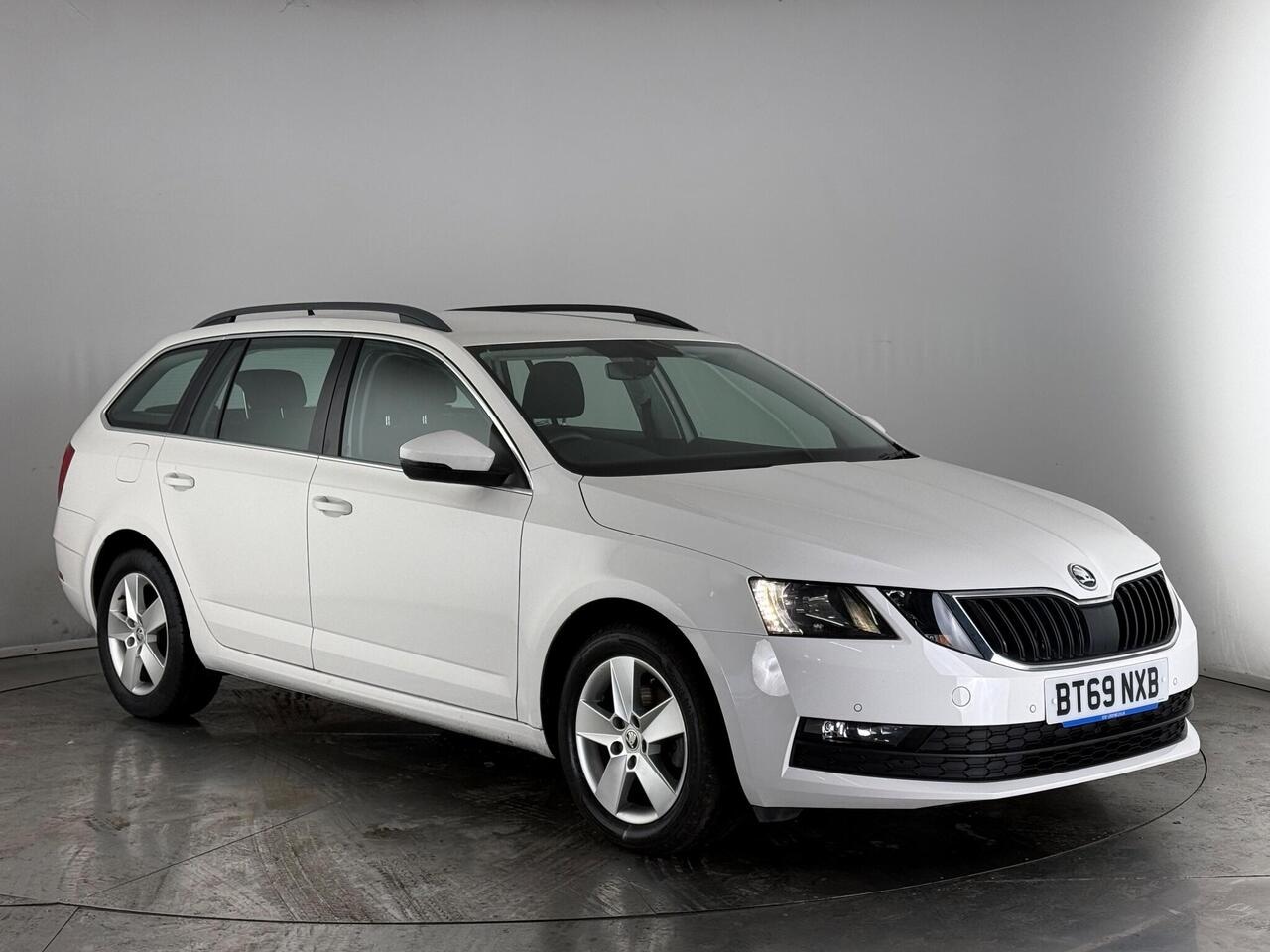 Skoda Octavia thumbnail Front Right