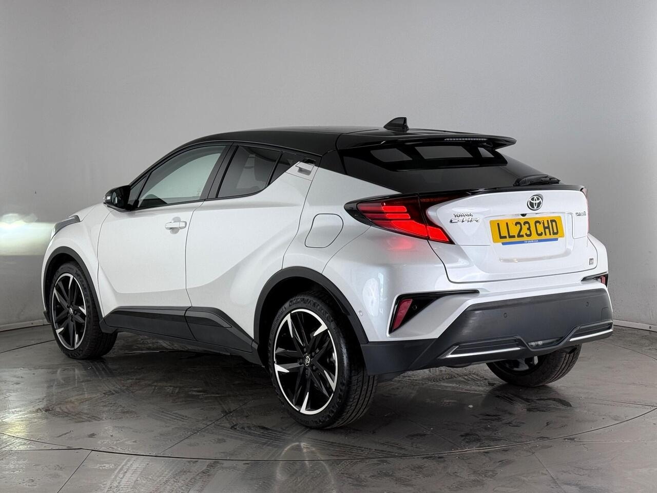 Toyota C-HR thumbnail Rear Left