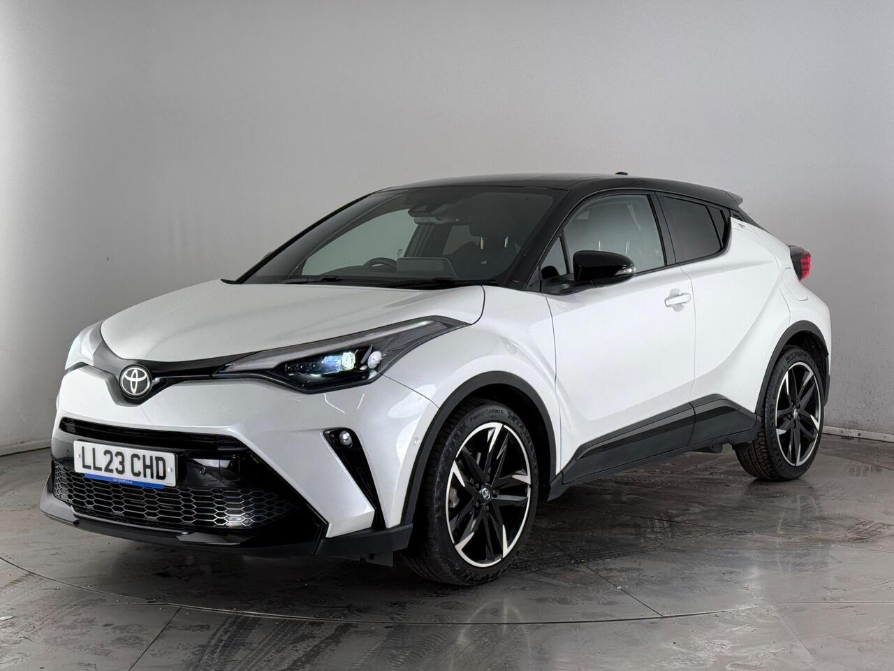 Toyota C-HR thumbnail Front Left
