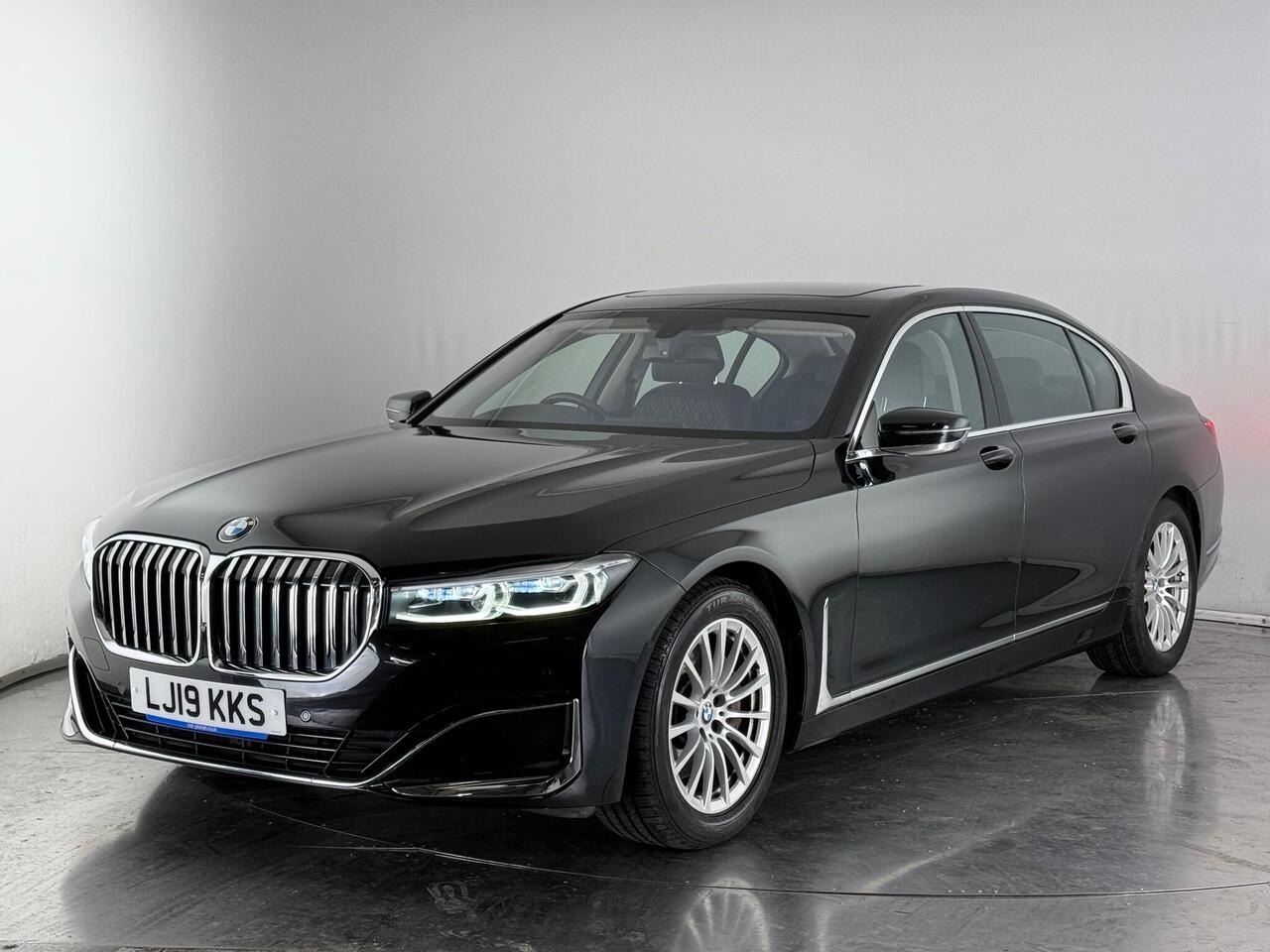BMW 7 Series thumbnail Front Left