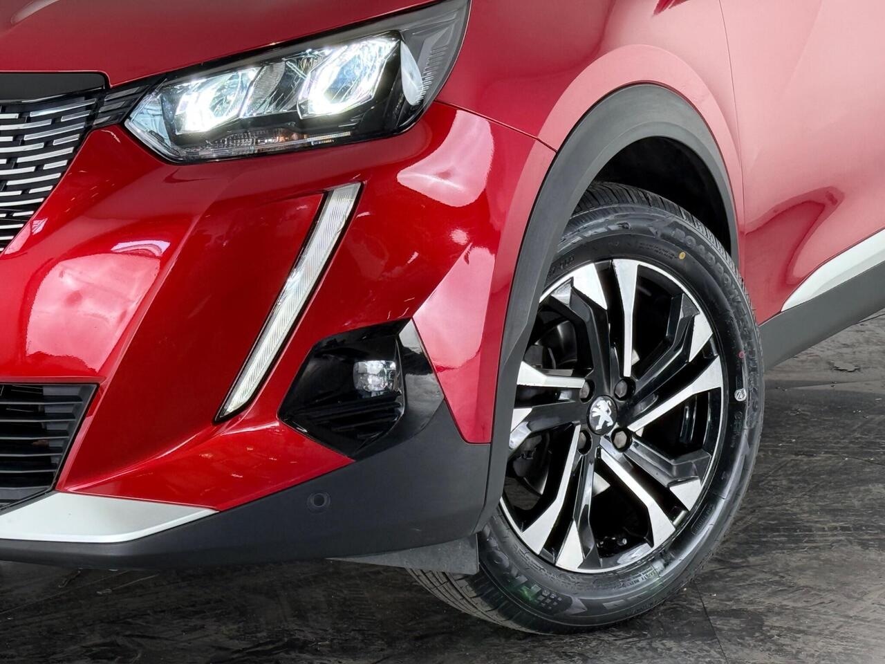 Peugeot 2008 thumbnail Front Right