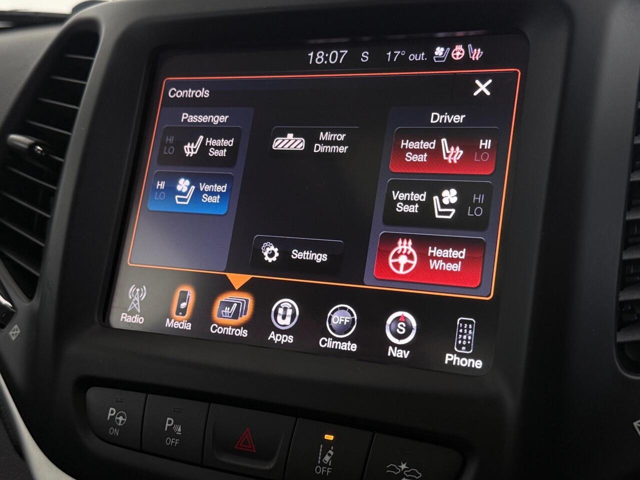 Jeep Cherokee thumbnail Infotainment System