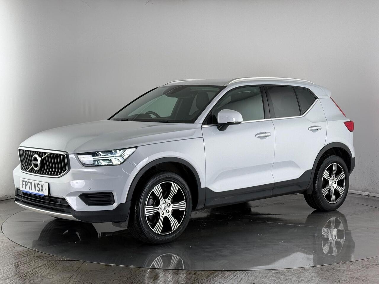Volvo XC40 thumbnail Front Left