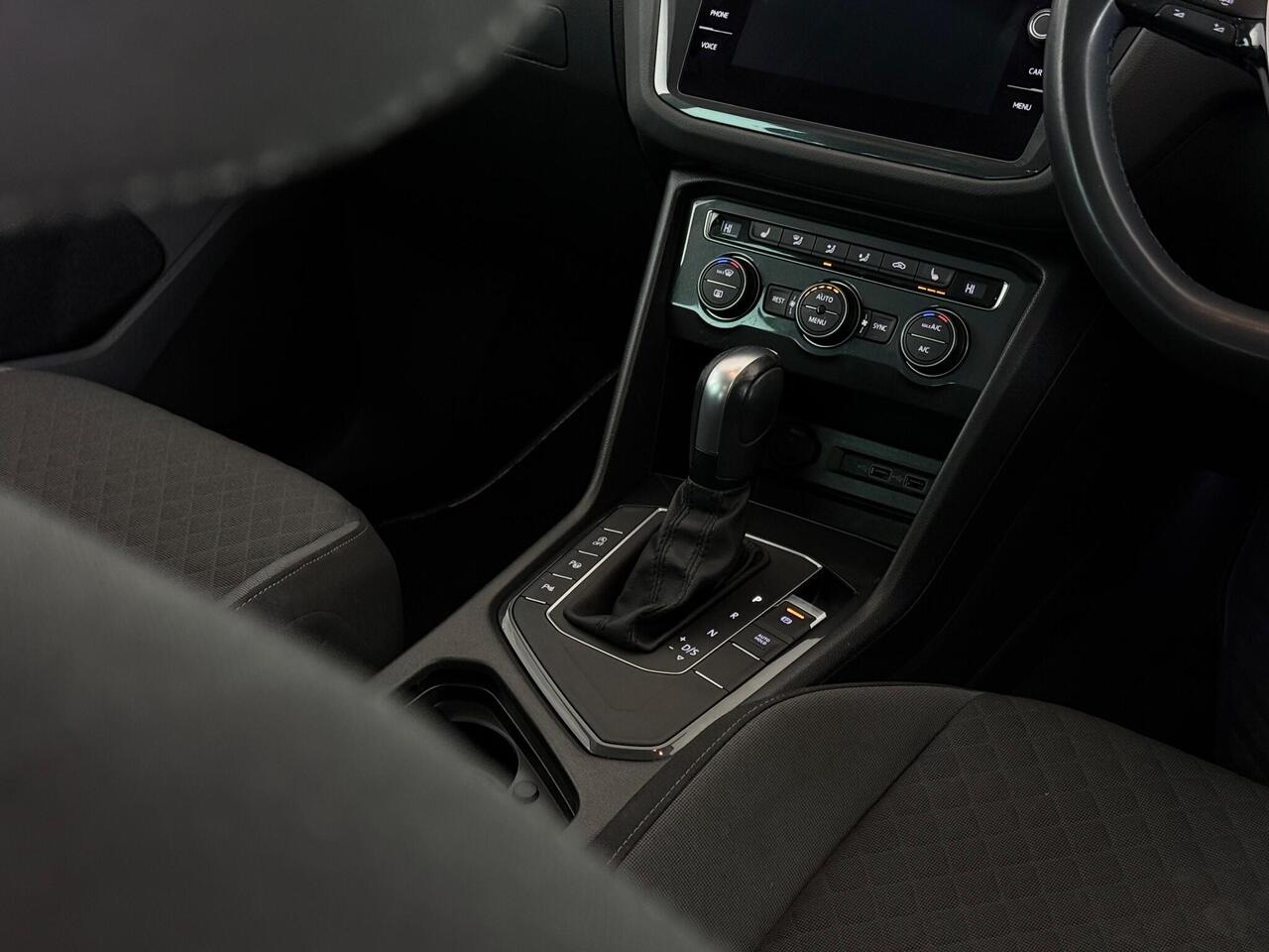 Volkswagen Tiguan thumbnail Interior Front