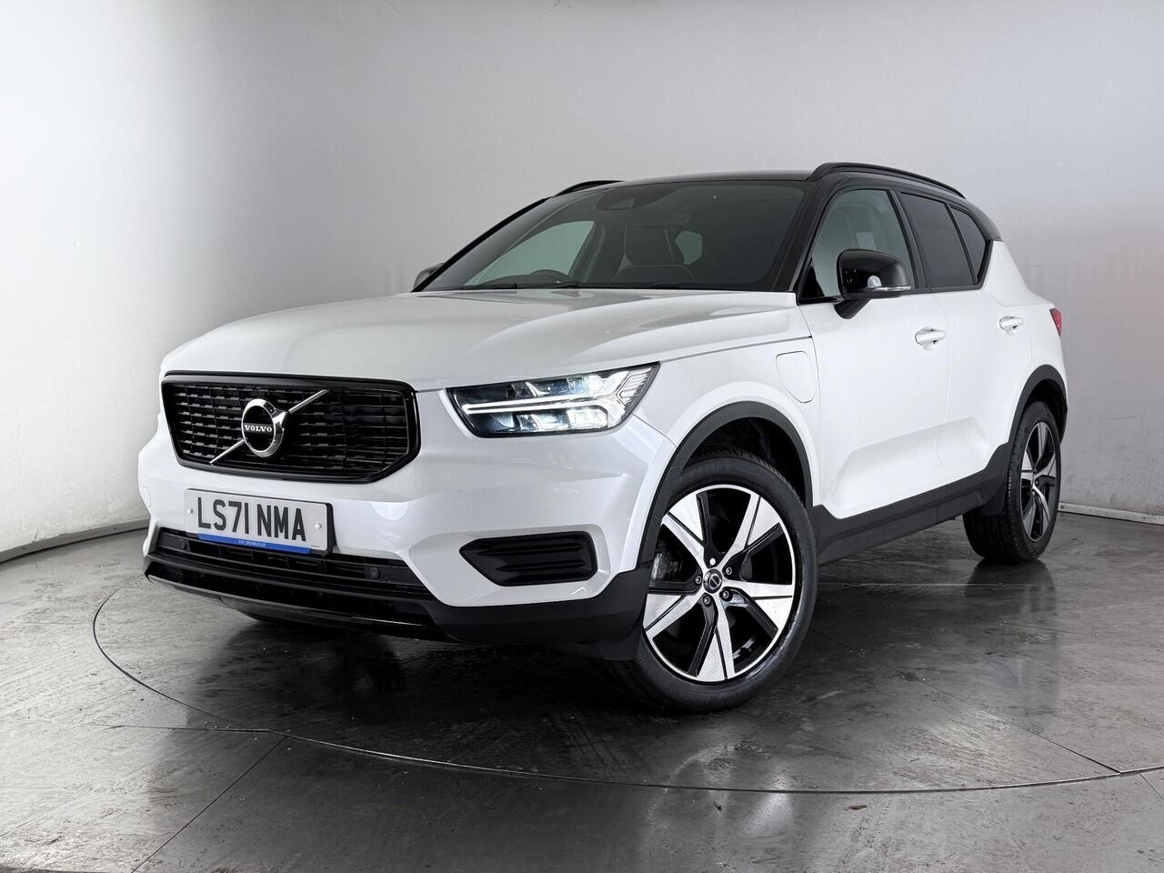 Volvo XC40 thumbnail Front Left