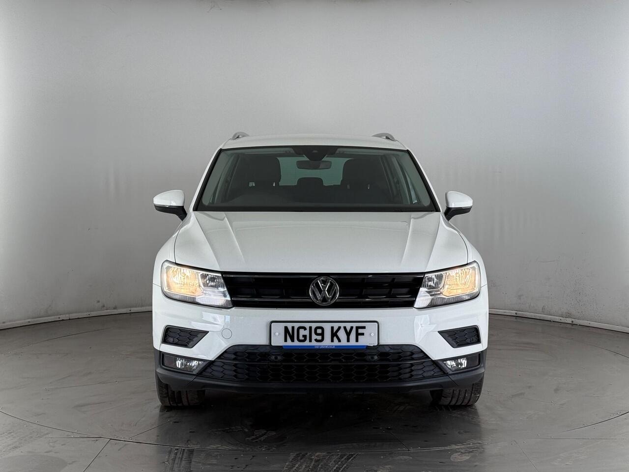 Volkswagen Tiguan thumbnail Front