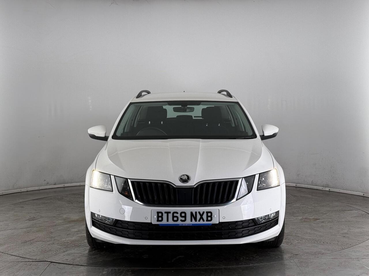 Skoda Octavia thumbnail Front