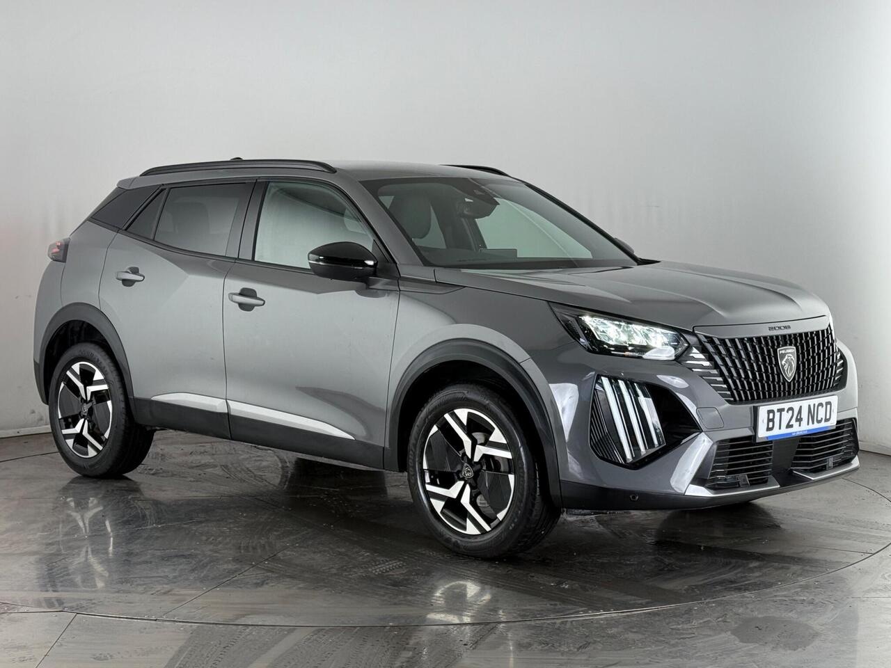 Peugeot 2008 thumbnail Front Right