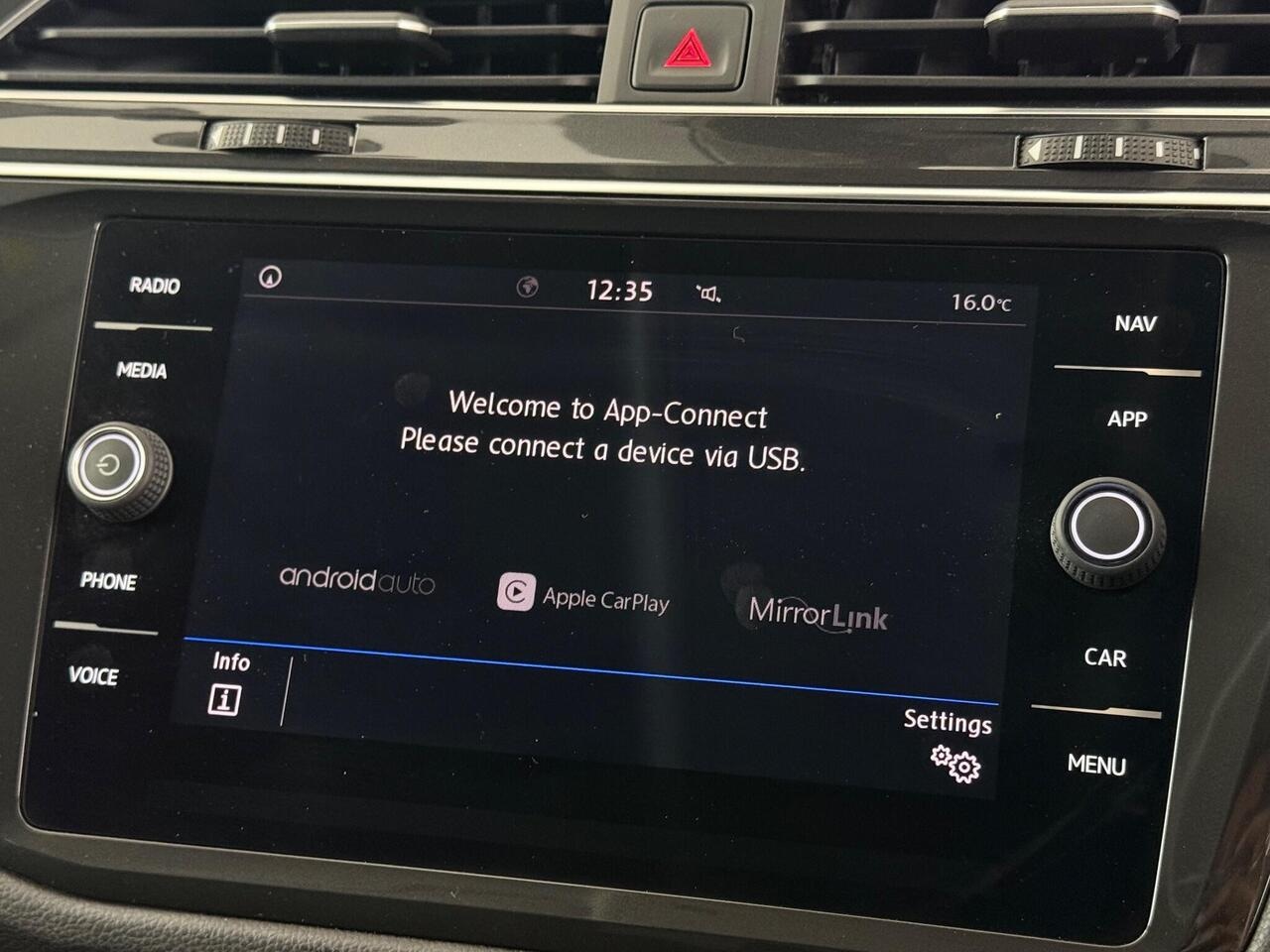 Volkswagen Tiguan Allspace thumbnail Infotainment System