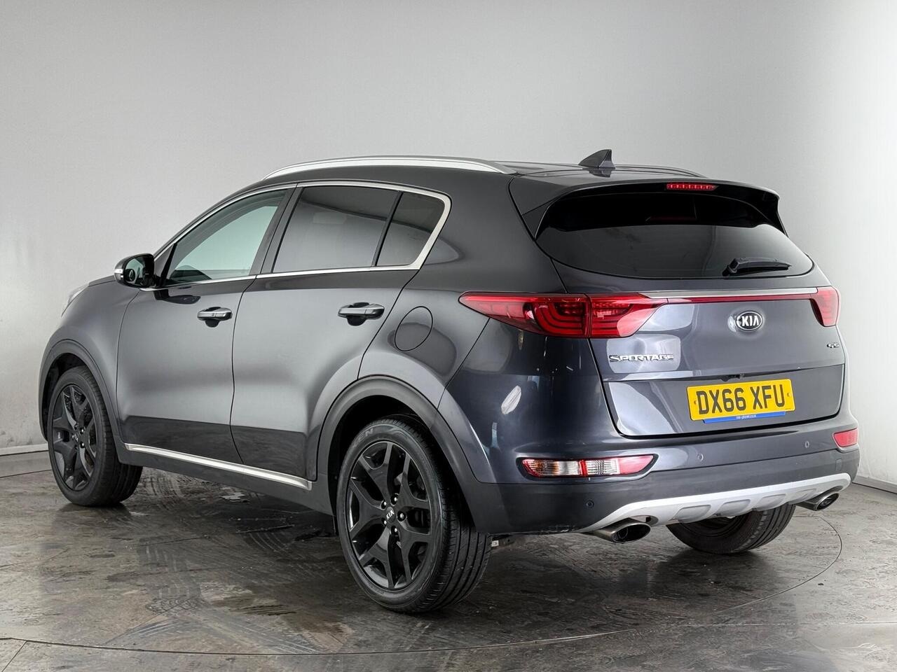 Kia Sportage thumbnail Rear Left