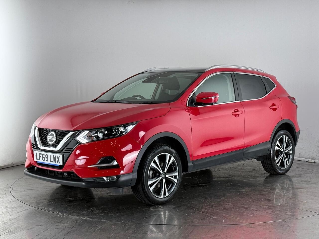 Nissan Qashqai thumbnail Front Left