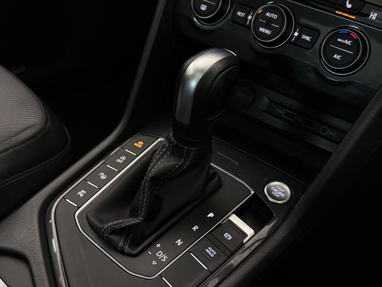 Volkswagen Tiguan thumbnail Interior Front