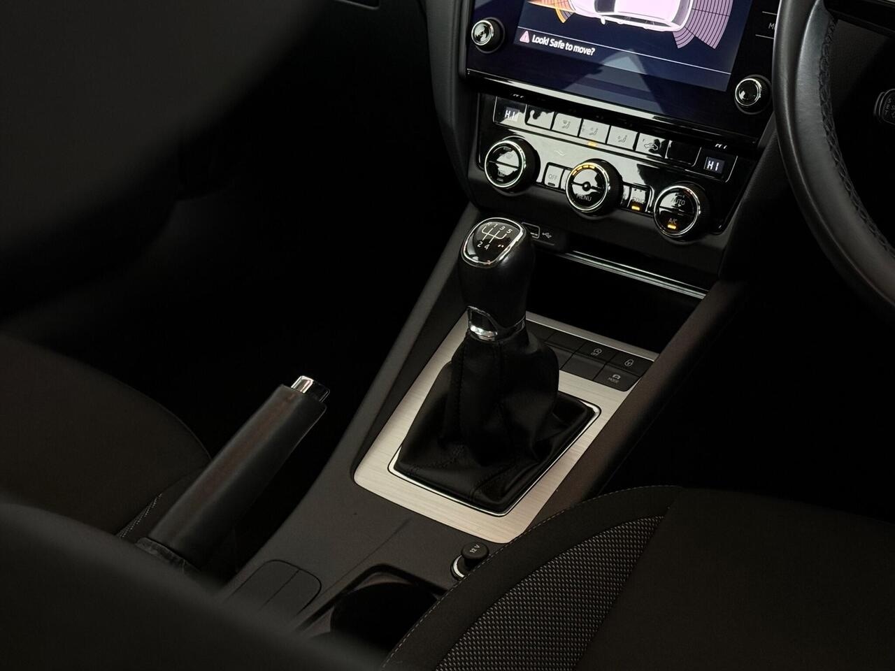 Skoda Octavia thumbnail Interior Front