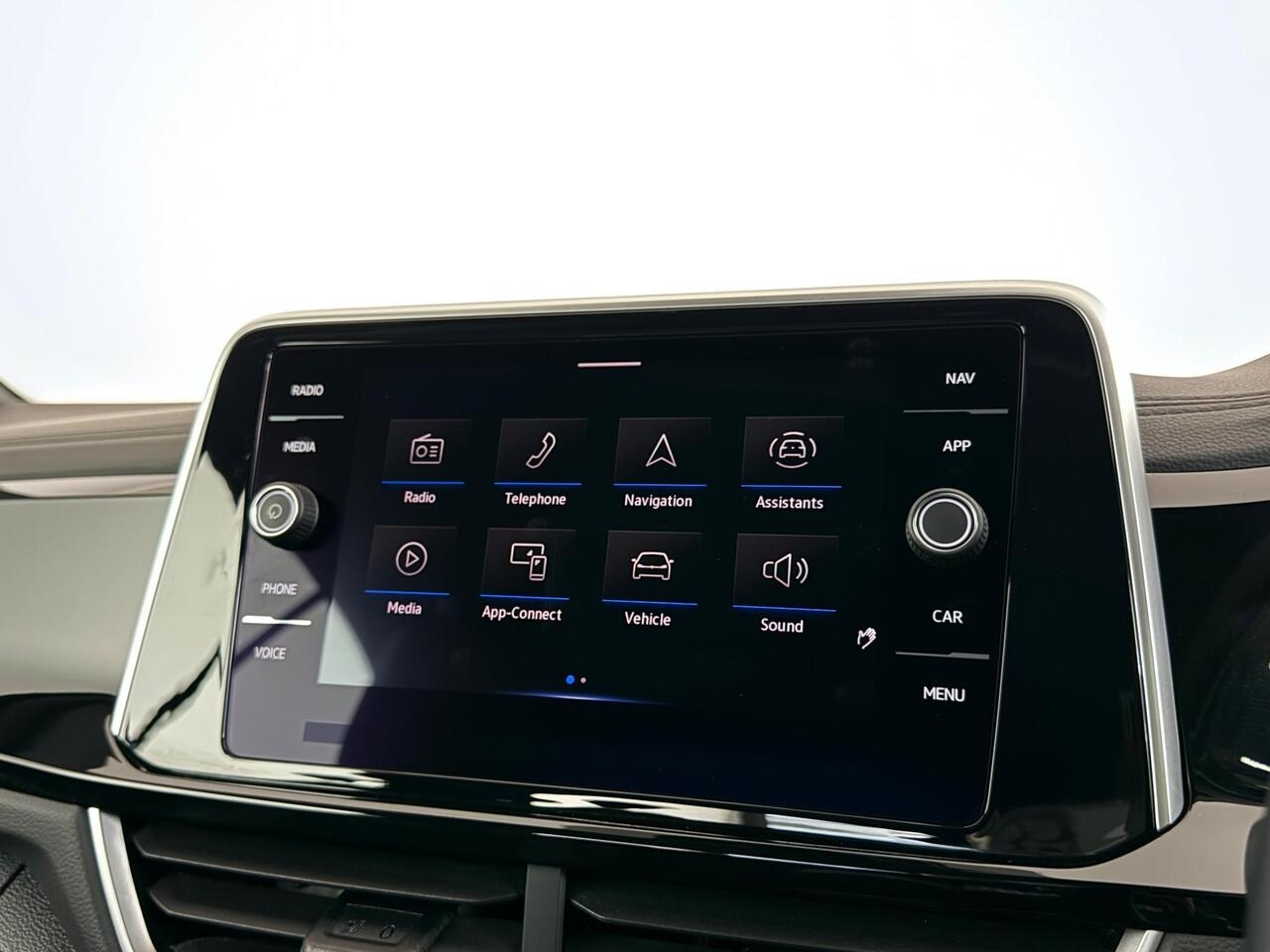 Volkswagen T-Roc thumbnail Infotainment System