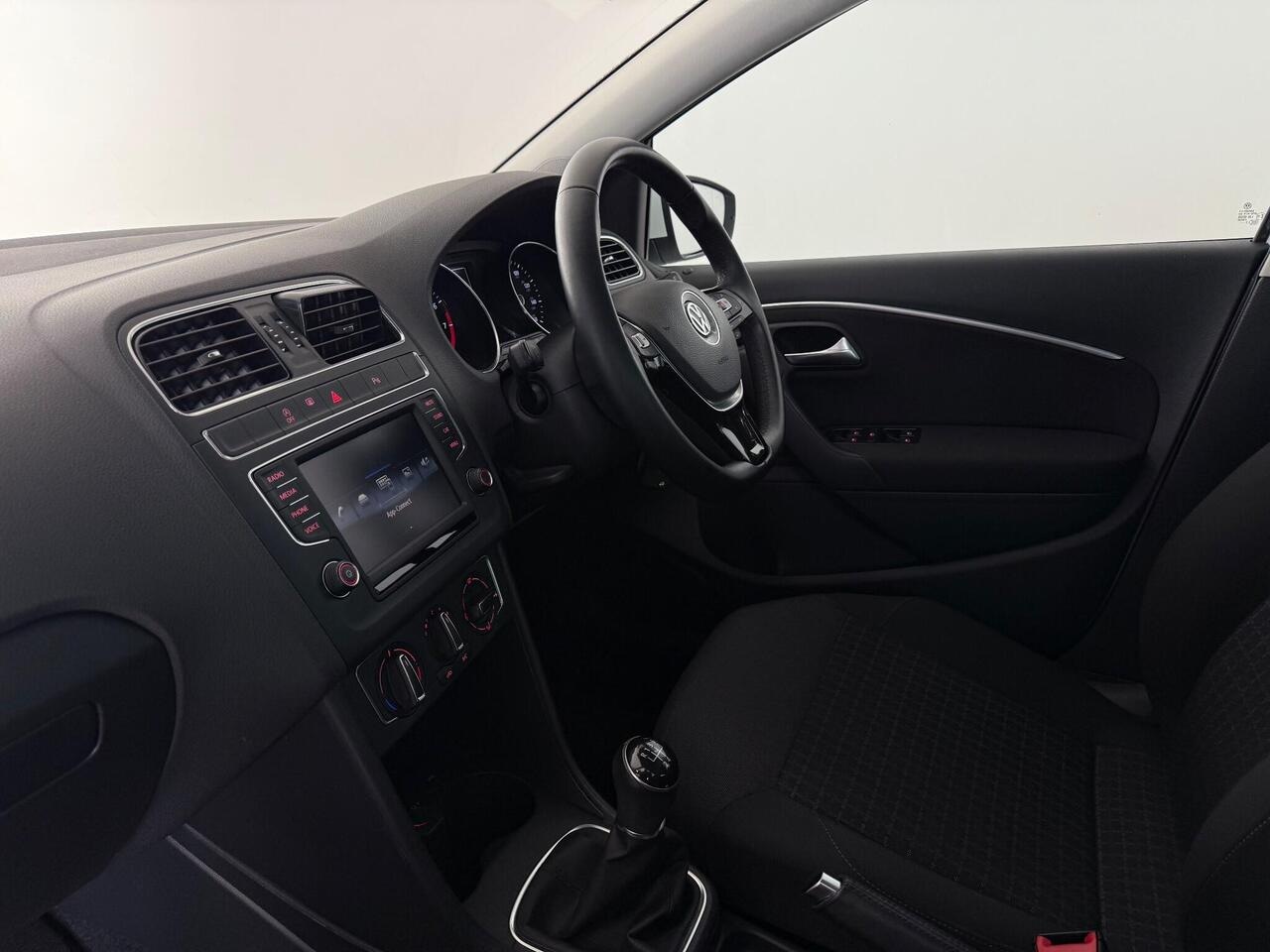 Volkswagen Polo thumbnail Interior Front