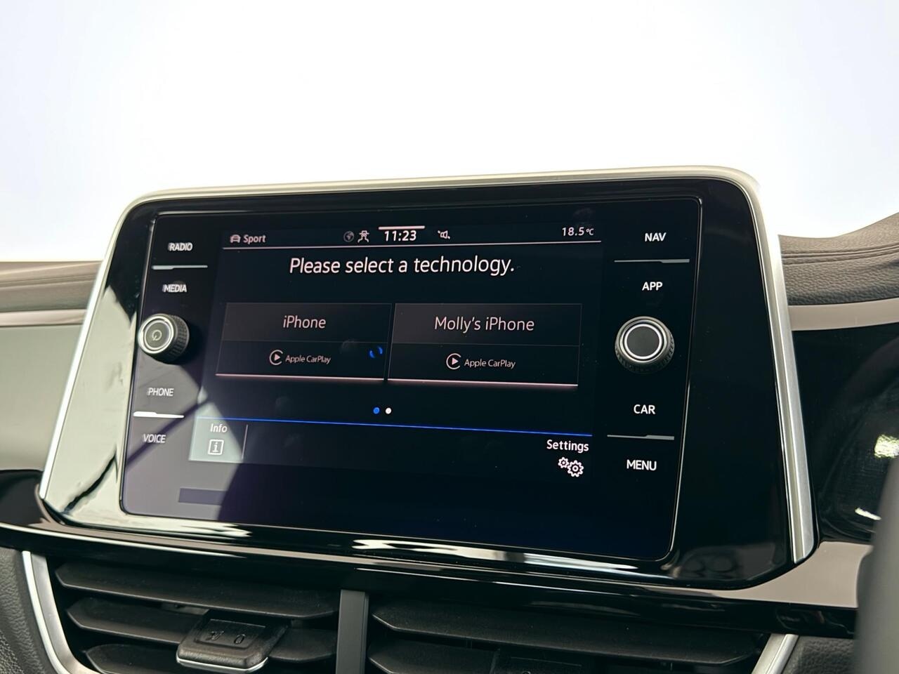 Volkswagen T-Roc thumbnail Infotainment System