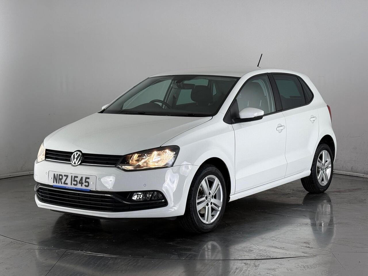 Volkswagen Polo thumbnail Front Left