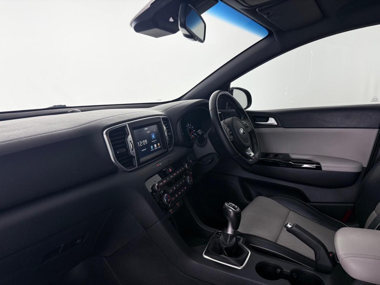 Kia Sportage thumbnail Interior Front