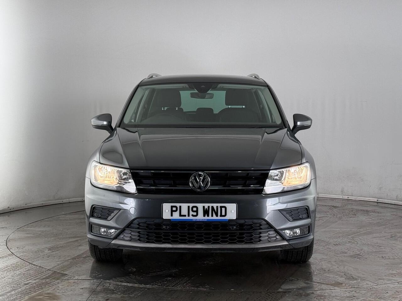 Volkswagen Tiguan thumbnail Front