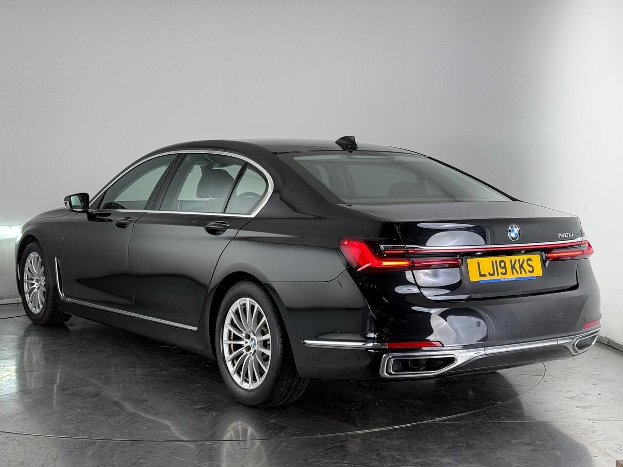BMW 7 Series thumbnail Rear Left