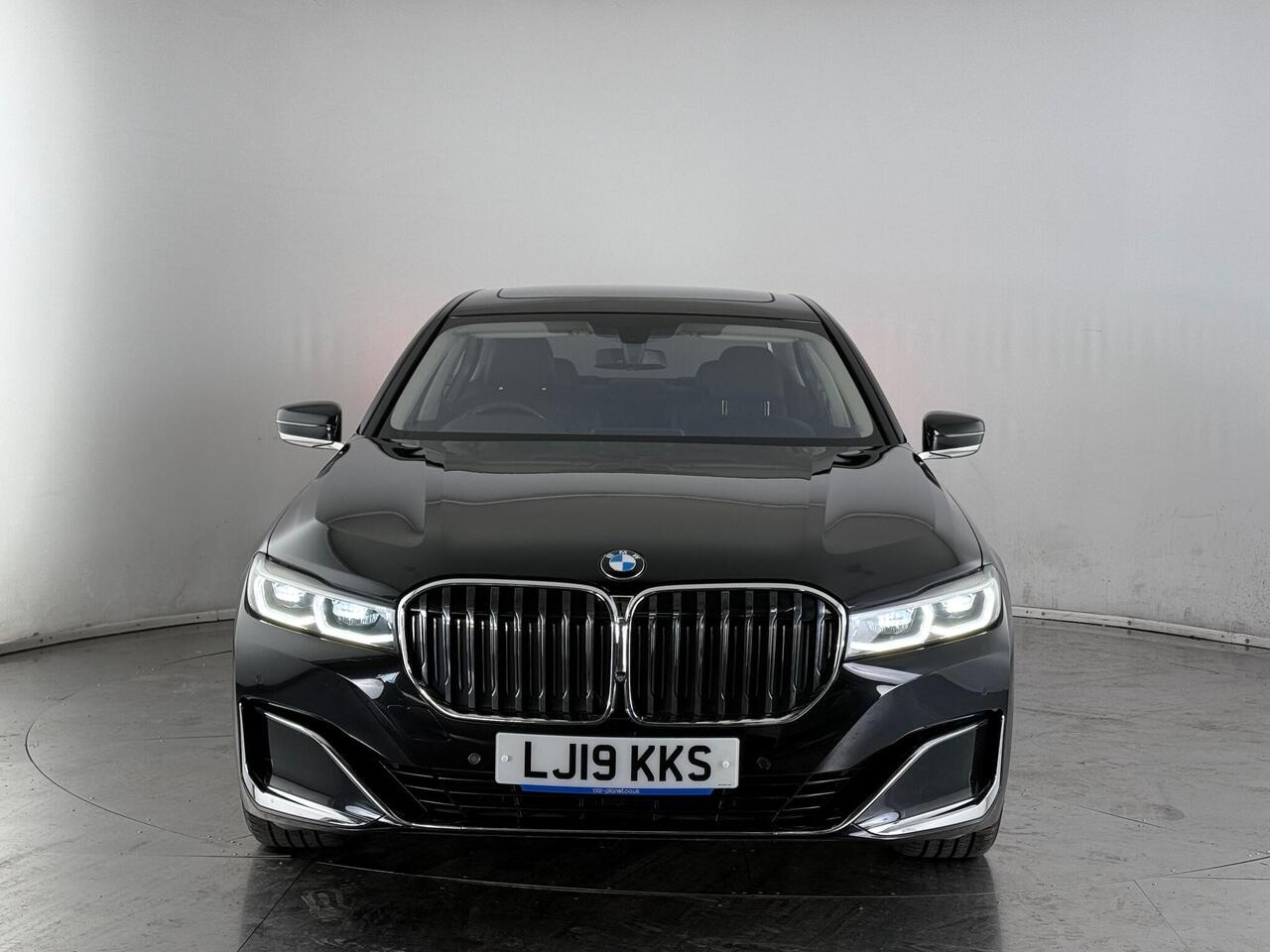 BMW 7 Series thumbnail Front