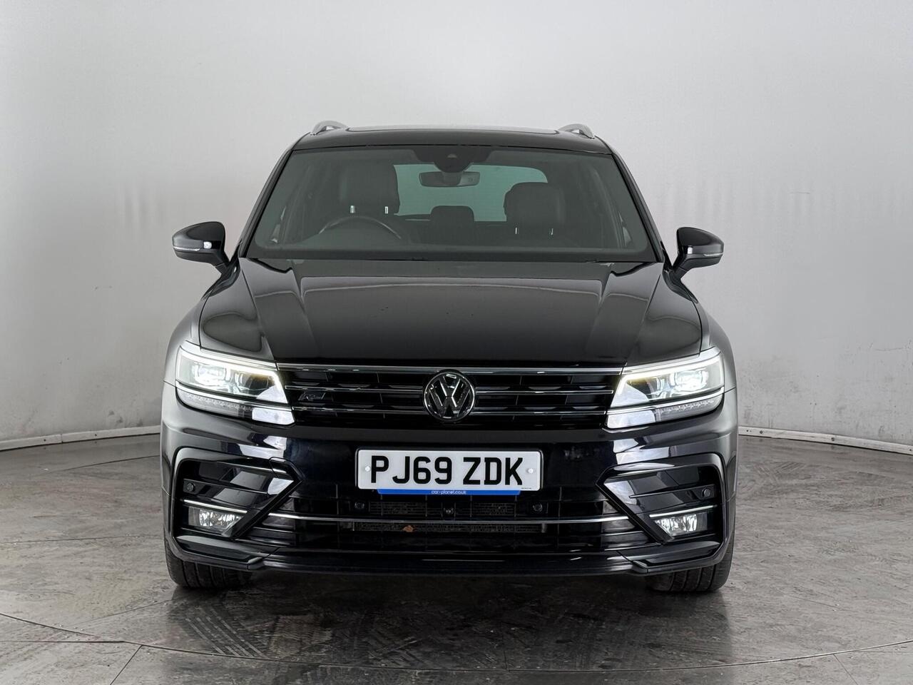 Volkswagen Tiguan thumbnail Front