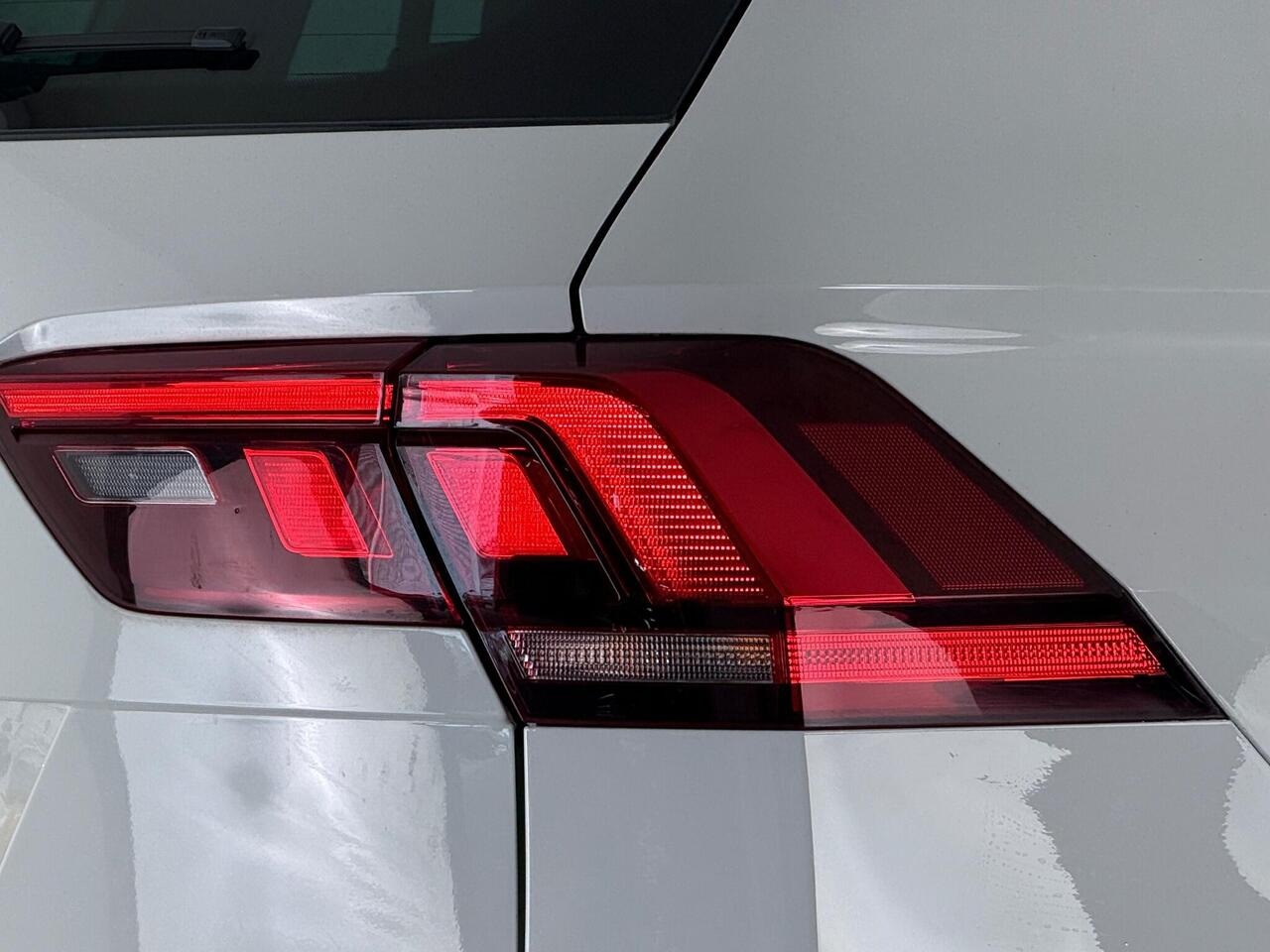 Volkswagen Tiguan thumbnail Lights Rear